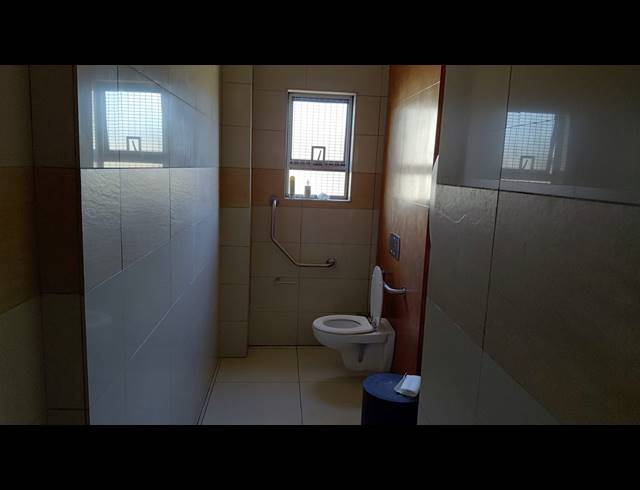 923M² BUSINESS FOR SALE IN RHODESFIELD